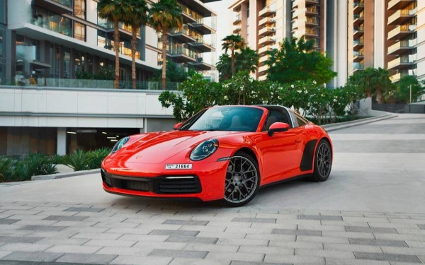 Red Porsche 911 Targa 4, 2022